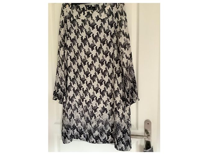 Vestido One Step de manga comprida em seda e viscose preto e off-white Fora de branco - vista 2