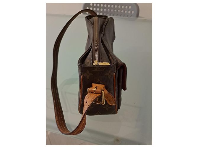 Louis Vuitton Borsa Viva Cité in Pelle Marrone - vista 3