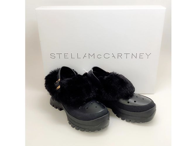 Stella Mc Cartney Schwarze perforierte Trace-Clogs aus Kunstpelz von Stella McCartney - Ansicht 6