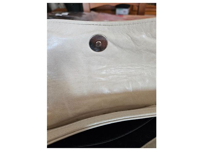 Bolsa de mão Guy Laroche em couro creme - vista 2