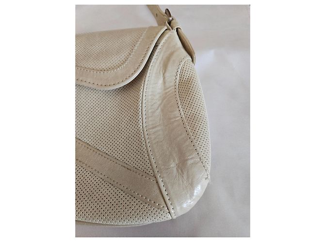 Bolsa de mão Guy Laroche em couro creme - vista 6