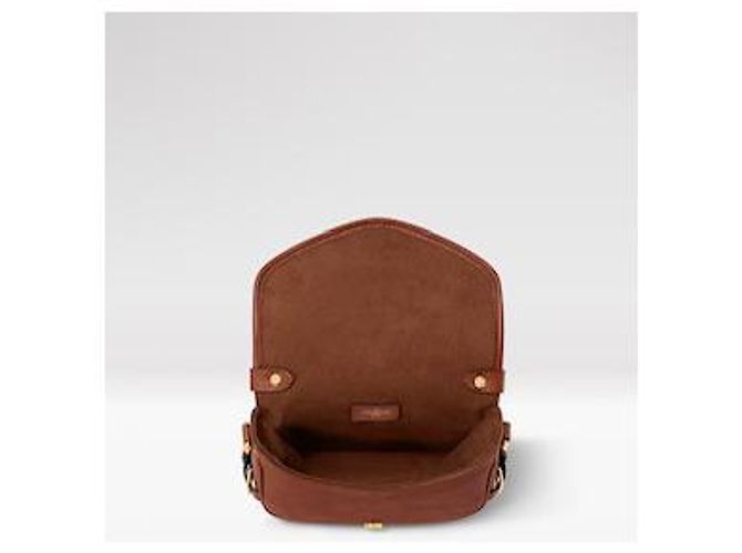 Louis Vuitton Saumur BB Pelle Epi Marrone - vista 3