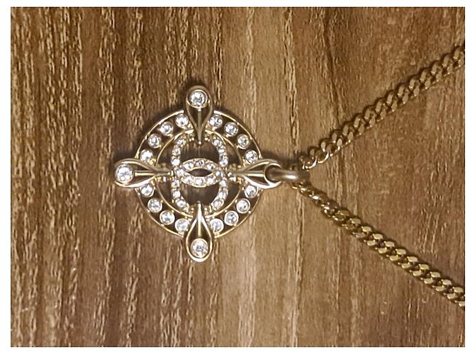 Coco Crush COLLANA CHANEL CON PENDENTE LOGO CC STRASS Gold hardware - vista 2
