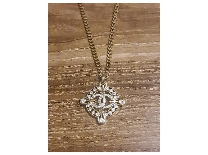 Coco Crush COLLANA CHANEL CON PENDENTE LOGO CC STRASS Gold hardware - vista 4