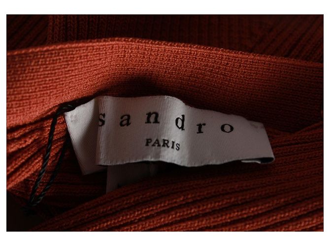 Sandro Justy Suéter canelado de manga comprida com decote em V em viscose vermelha Vermelho - vista 2