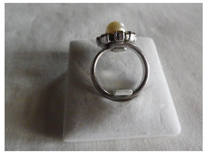 Christian Dior Ring aus silbernem Metall mit weißem Strass und Perle Grau - Ansicht 2