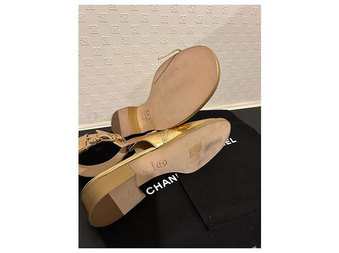 Sandali Chanel in pelle dorati D'oro - vista 2
