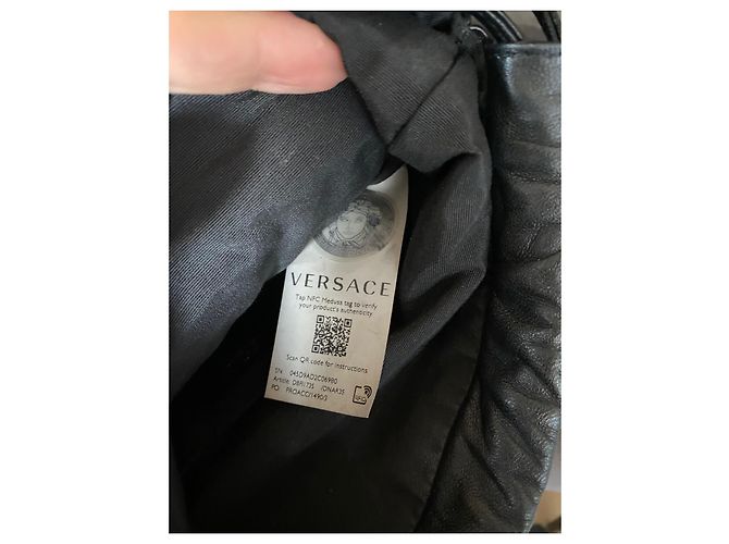 Saco de balde Versace em couro acolchoado preto - vista 11