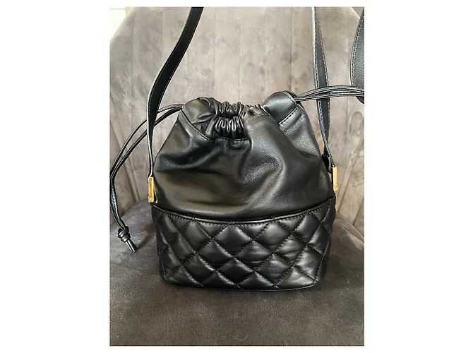 Saco de balde Versace em couro acolchoado preto - vista 2