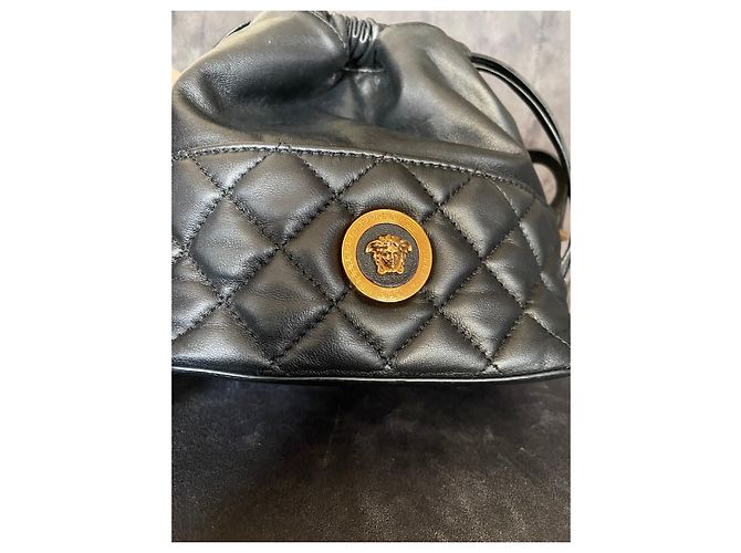 Saco de balde Versace em couro acolchoado preto - vista 3