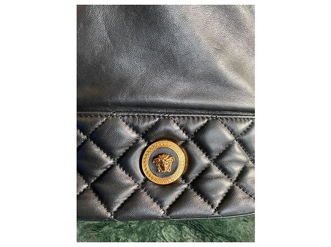 Saco de balde Versace em couro acolchoado preto - vista 4