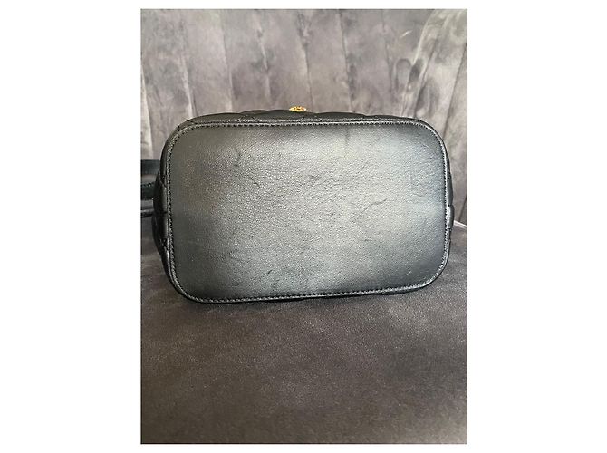 Saco de balde Versace em couro acolchoado preto - vista 5
