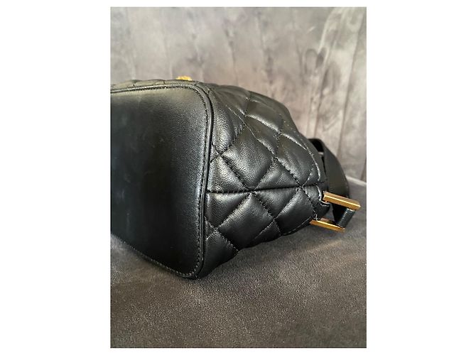 Saco de balde Versace em couro acolchoado preto - vista 6