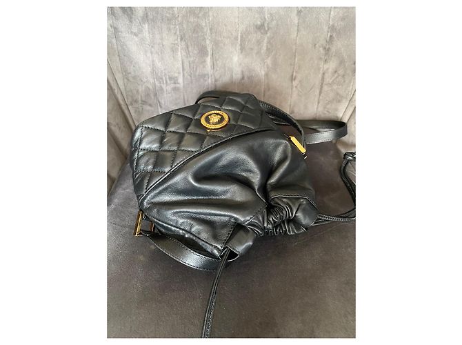 Saco de balde Versace em couro acolchoado preto - vista 7