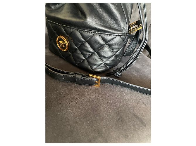 Saco de balde Versace em couro acolchoado preto - vista 8