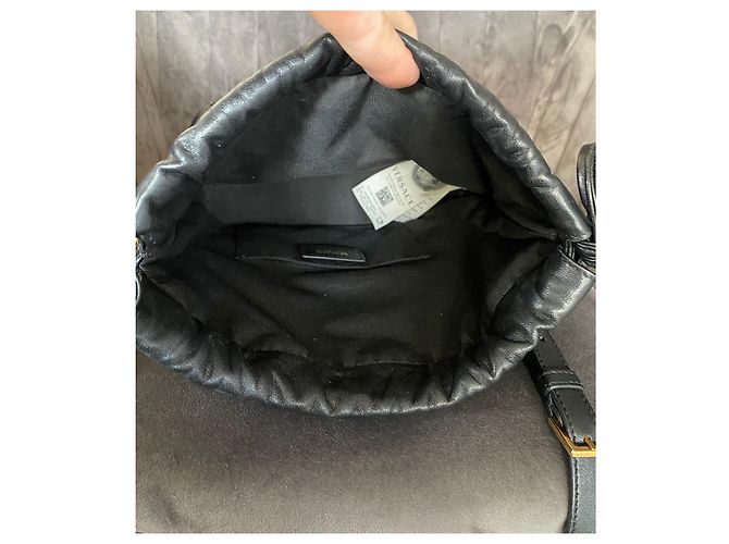 Saco de balde Versace em couro acolchoado preto - vista 9