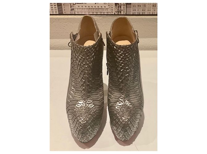 Christian Louboutin Stiefeletten aus silbernem Pythonleder - Ansicht 5