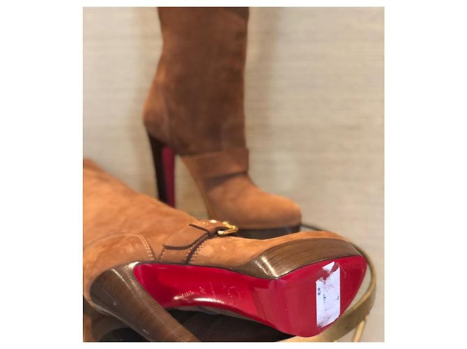 Christian Louboutin Harletty Botas altas de ante marrón con plataforma - vista 2