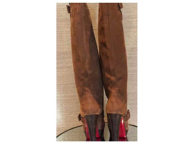 Christian Louboutin Harletty Botas altas de ante marrón con plataforma - vista 3