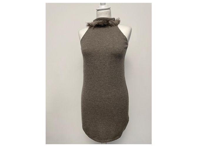 Autre Marque Twinset Cardigan und Kleid aus Kaschmir mit Straußenfedern Taupe - Ansicht 5