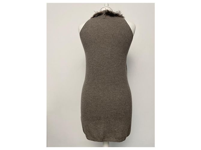 Autre Marque Twinset Cardigan und Kleid aus Kaschmir mit Straußenfedern Taupe - Ansicht 6