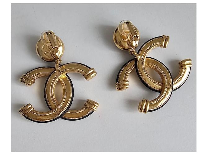 Chanel Aretes Gold hardware - vista 3