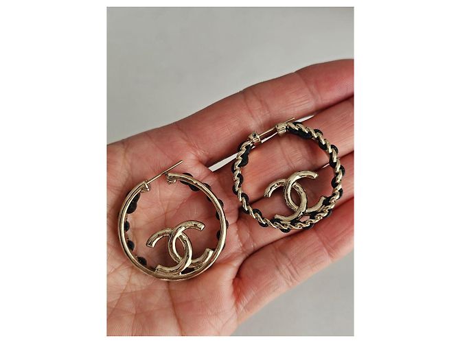 Orecchini Chanel BO Metallo Oro Champagne e Pelle Nera Nero D'oro - vista 2