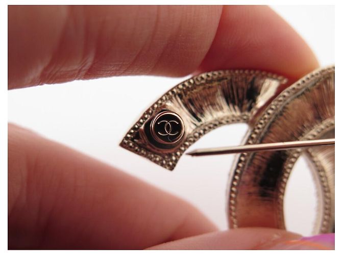 NUOVA SPILLA CHANEL LOGO CC IN STRASS MULTICOLORE NUOVA SPILLA MULTICOLORE D'oro - vista 3