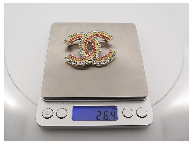 NUOVA SPILLA CHANEL LOGO CC IN STRASS MULTICOLORE NUOVA SPILLA MULTICOLORE D'oro - vista 4