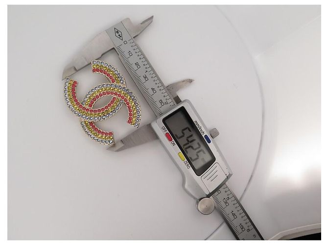 NUOVA SPILLA CHANEL LOGO CC IN STRASS MULTICOLORE NUOVA SPILLA MULTICOLORE D'oro - vista 5