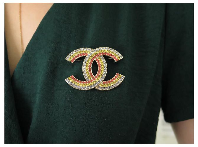 NUOVA SPILLA CHANEL LOGO CC IN STRASS MULTICOLORE NUOVA SPILLA MULTICOLORE D'oro - vista 7