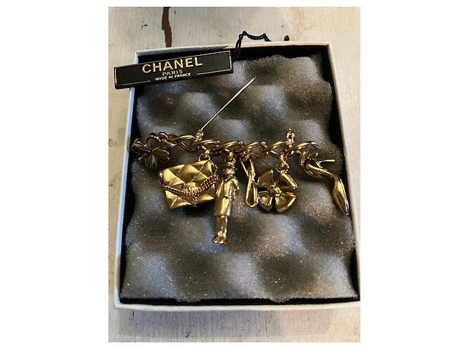 Spilla Chanel 6 ciondoli in metallo dorato D'oro - vista 3