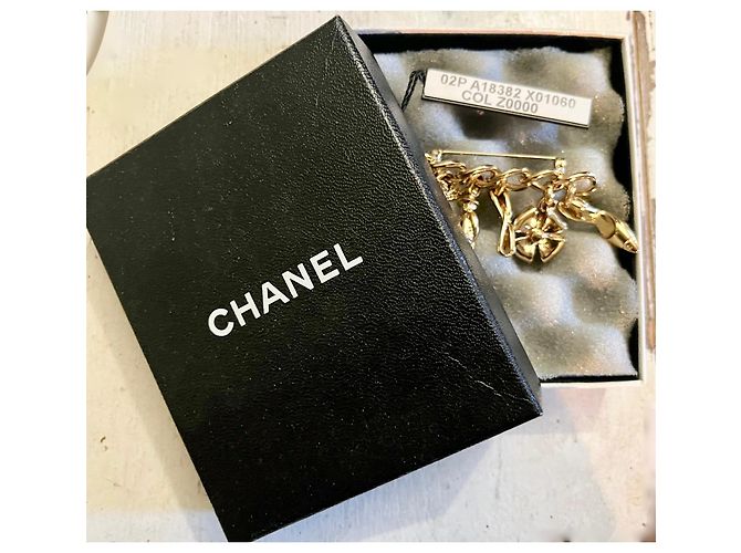 Spilla Chanel 6 ciondoli in metallo dorato D'oro - vista 6