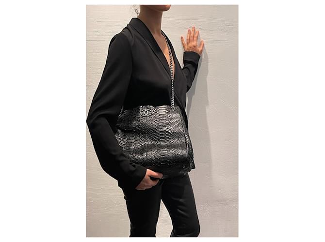 Chanel Sac cabas en cuir python Noir - vue 17