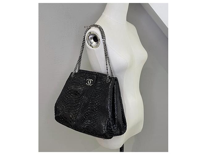 Chanel Sac cabas en cuir python Noir - vue 2