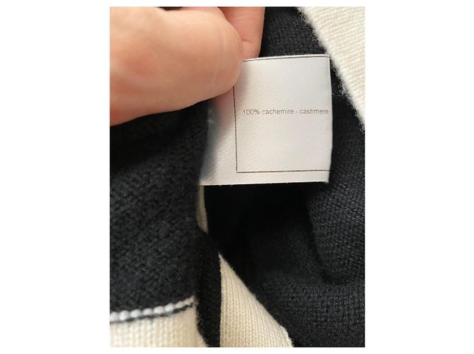 Chanel Cardigan aus schwarzem Kaschmir - Ansicht 6