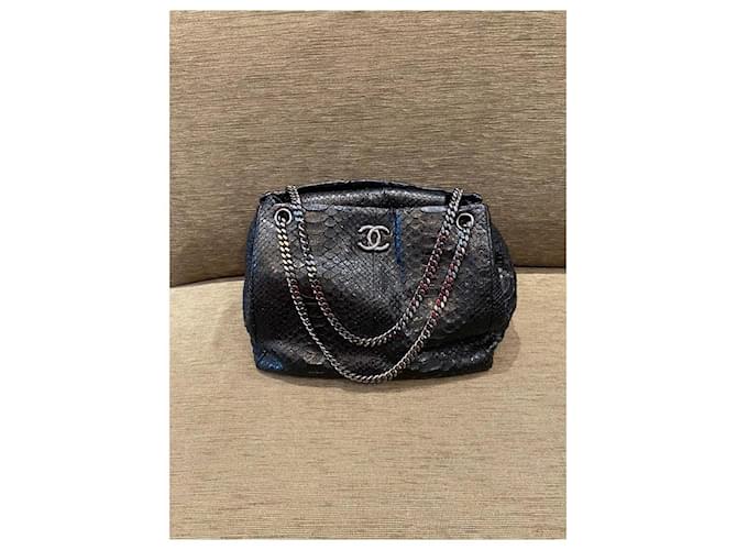 Bolsa tote Chanel em python preto - vista 4