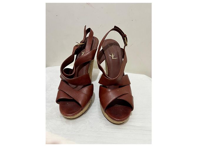 Yves Saint Laurent Sandali con zeppa YSL Deauville Taurillon in pelle marrone Castagno - vista 3