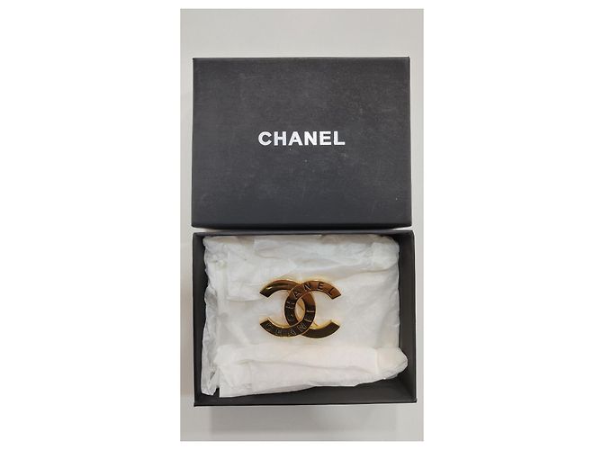 Spilla Chanel CC metallo dorato D'oro - vista 2