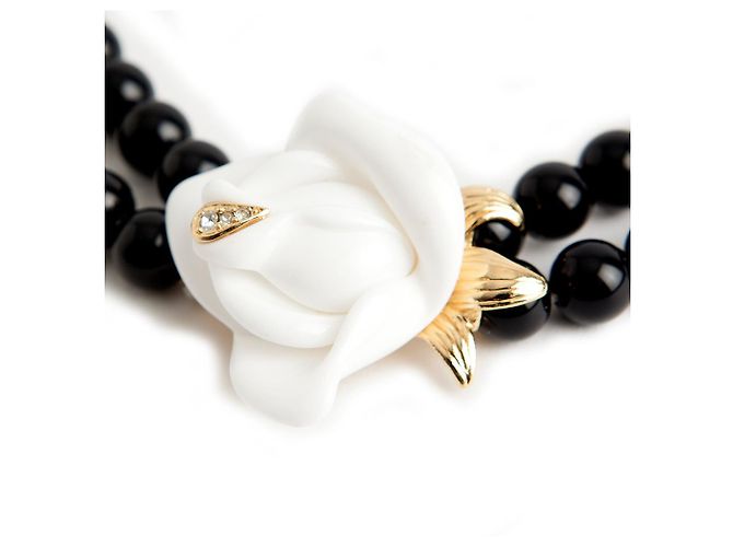 Collar Kenneth Jay Lane de Perlas Negras con Cierre de Flor Blanca Negro - vista 3
