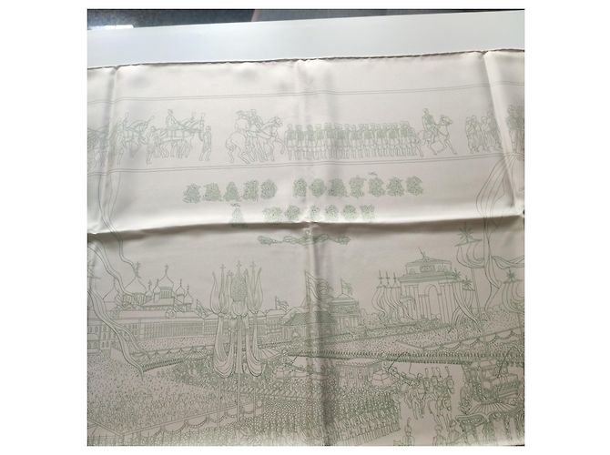 Foulard Hermès in seta Carré Grand Procession in Moscow Beige - vista 9