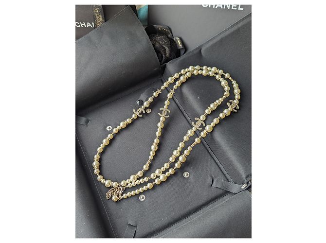 Chanel CC C23Una scatola per collana a lunga conservazione con perle e logo in cristallo stellato Bianco - vista 15
