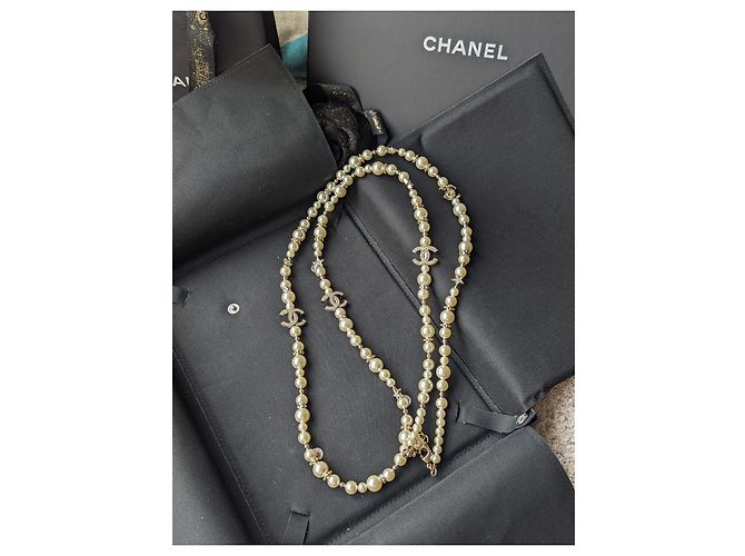 Chanel CC C23Una scatola per collana a lunga conservazione con perle e logo in cristallo stellato Bianco - vista 16
