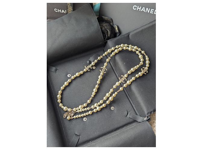 Chanel CC C23Una scatola per collana a lunga conservazione con perle e logo in cristallo stellato Bianco - vista 17
