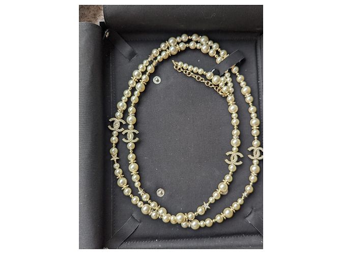 Chanel CC C23Una scatola per collana a lunga conservazione con perle e logo in cristallo stellato Bianco - vista 2