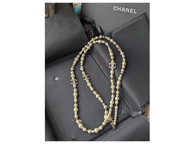 Chanel CC C23Una scatola per collana a lunga conservazione con perle e logo in cristallo stellato Bianco - vista 3