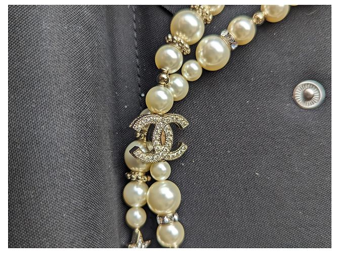 Chanel CC C23Una scatola per collana a lunga conservazione con perle e logo in cristallo stellato Bianco - vista 4