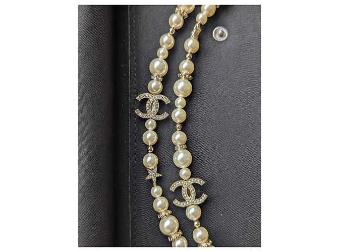 Chanel CC C23Una scatola per collana a lunga conservazione con perle e logo in cristallo stellato Bianco - vista 5
