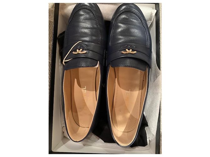Mocassini Chanel in pelle blu navy - vista 2