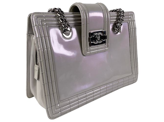 Chanel Grey Iridescent Patent Boy Reverso Einkaufstasche Grau - Ansicht 2